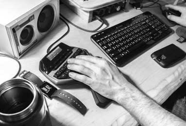 意甲知名评论员：米兰在缺兵少将的情况下2比1战胜佛罗伦萨，本来他们上一场还能赢尤文的